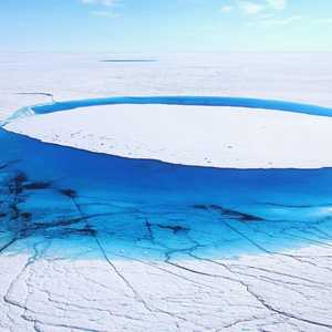 مياه تتدفق من الغطاء الجليدي في غرينلاند