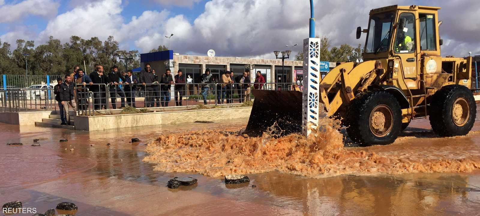 سوء الأحوال الجوية يشل حركة موانئ النفط بشرق ليبيا