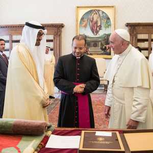 محمد بن زايد مع البابا خلال زيارته للفاتيكان عام 2016