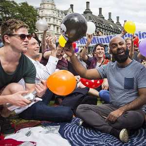 محتجون يتعاطون غاز الضحك أمام مقر البرلمان البريطاني