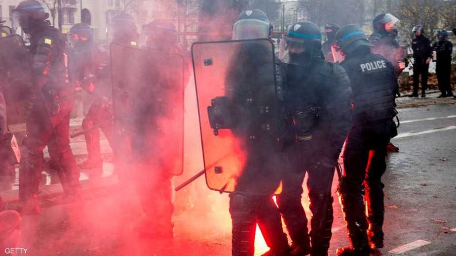 شرطة مكافحة الشغب انتشرت بباريس وتم اعتقال 1385 شخصا