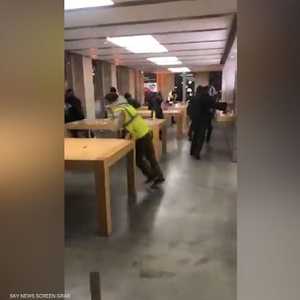 ملثمو "السترات الصفراء" يسرقون متجر أبل