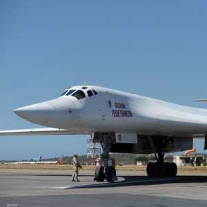 القاذفة الروسية تو-160 بعد هبوطها في مطار سيمون بوليفار