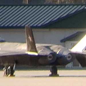 الطائرة المزيفة تربض في قاعدة عسكرية في ولاية جورجيا.