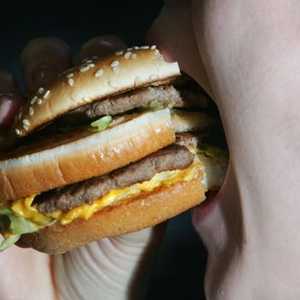 آثار تناول وجبة دسمة يزول في حال اتباع حمية قاسية ليوم واحد.