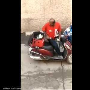 موظف توصيل "يسطو" على وجبات الزبائن