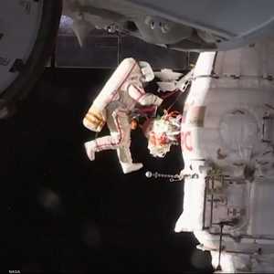 رائدا فضاء بمهمة خطيرة في الفضاء