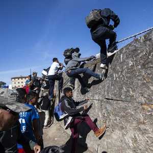 مهاجرون يحاولون الوصول إلى الأراضي الأميركية