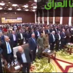 شاهد: السفير الإيراني يرفض الوقوف لشهداء العراق