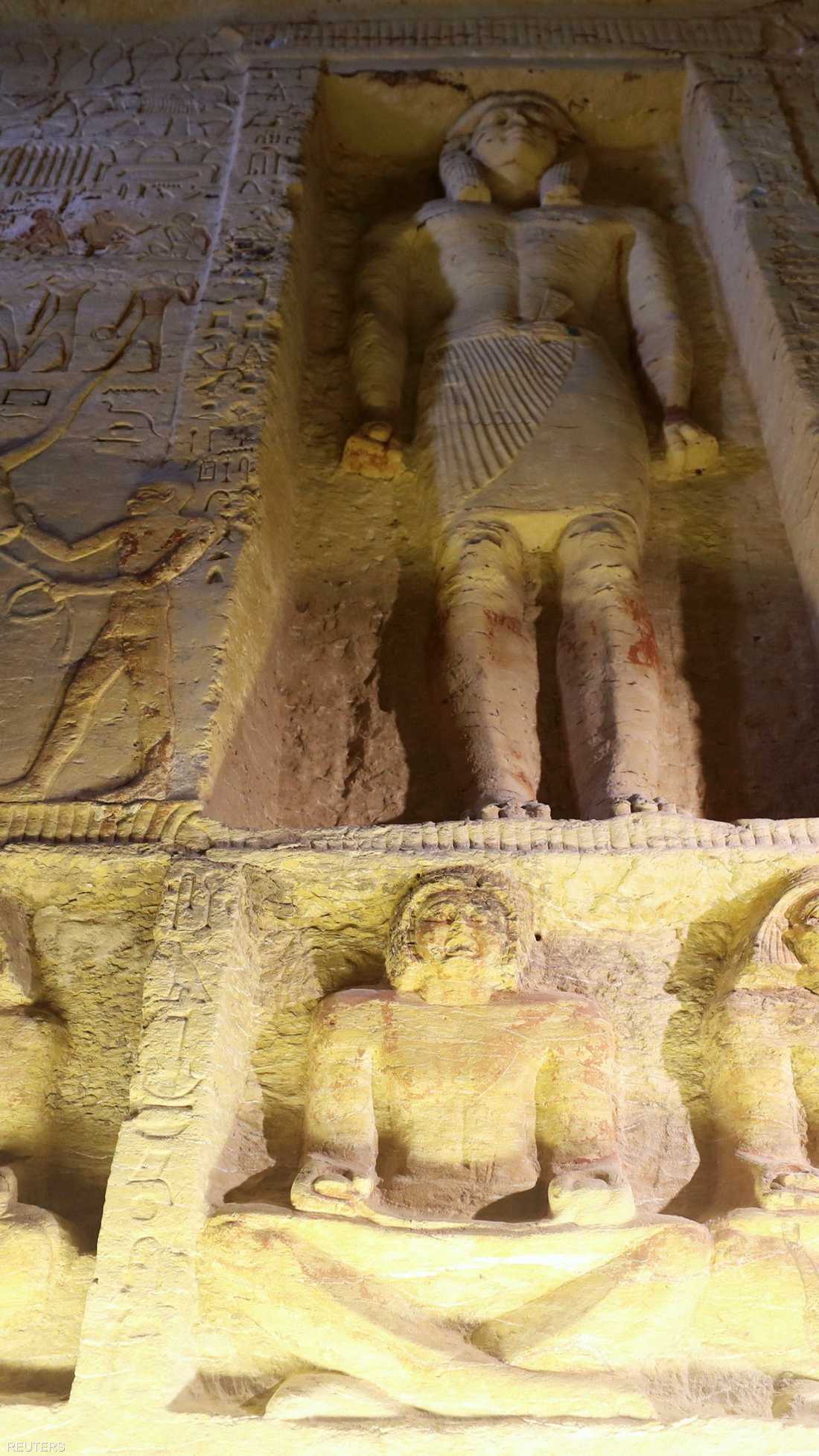 تضم المقبرة نقوشا وزخارف ملونة على جدرانها