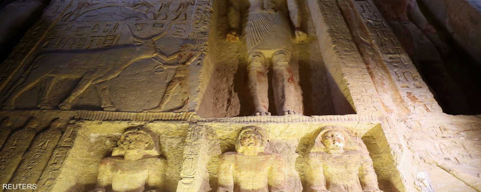 تضم المقبرة نقوشا وزخارف ملونة على جدرانها