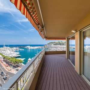 المنزل يتمتع بشرفة كبيرة