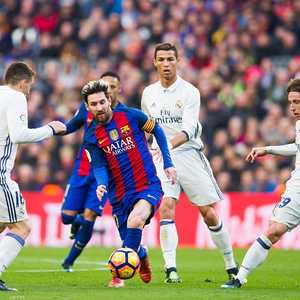 هيمن رونالدو وميسي على الجائزة خلال العقد الماضي