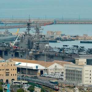 حاملة طائرات أميركية ترسو في ميناء حيفا