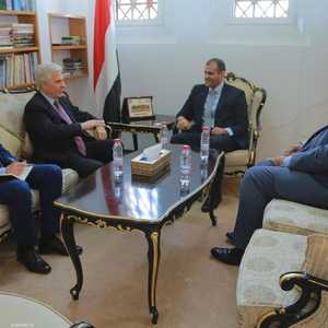 الحضرمي ديدوشكين يتوسطان المشاركان في اللقاء