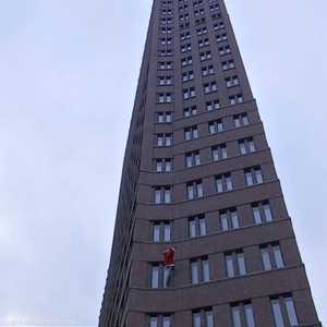 "بابا نويل" يفاجئ أطفالا بمغامرة خطيرة