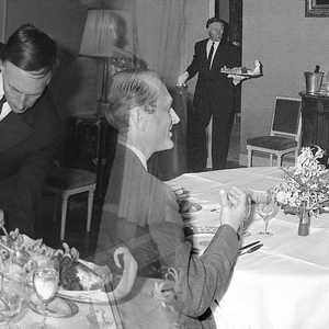 صورتان تظهران كذب مزاعم أن بوتن كان نادلا أمام صدام