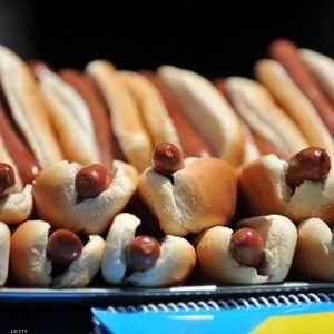 الهوت دوغ واحد من الأطعمة التي تحتوي كميات صوديوم كبيرة.