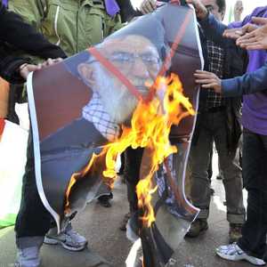 حرق صور خامنئي أصبح طقسا معتادا في الاحتجاجات