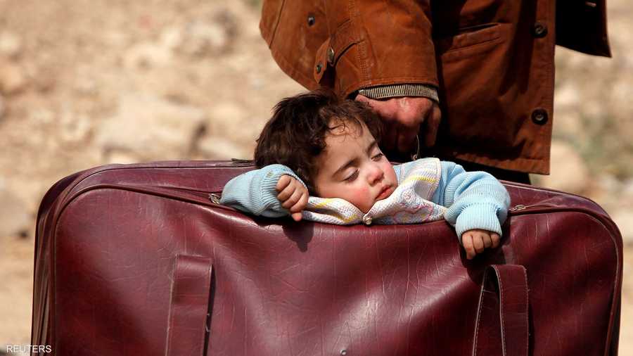طفلة سورية نائمة في حقيبة