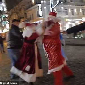 عراك يرعب الأطفال ويكشف حقيقة "بابا نويل"