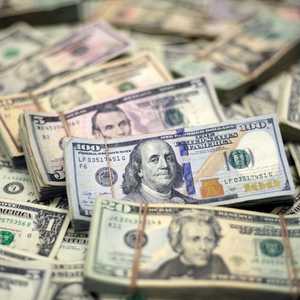 الدولار يتراجع لأدنى مستوى له في 10 أيام