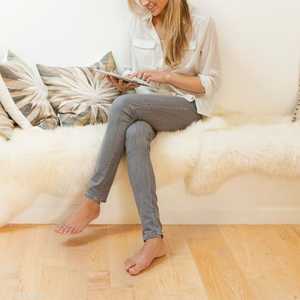 وضع ساق فوق أخرى يعيق الدورة الدموية