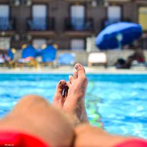 تمثل حمامات السباحة العامة مصدرا للعديد من الأمراض