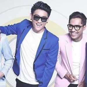 أعضاء الفريق الذي كان يحيي الحفل