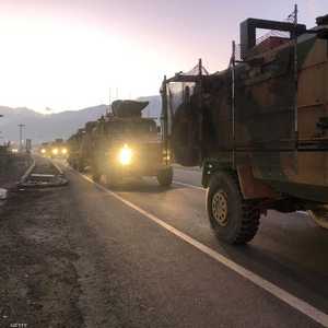 الحشود التركية لا تزال مستمرة على الحدود للدخول إلى سوريا.