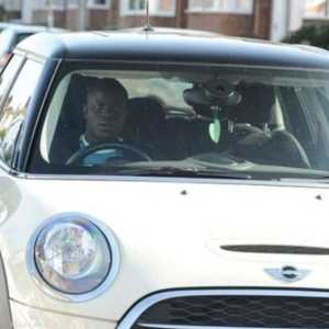 كانتي يقود سيارته من طراز ميني كوبر