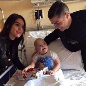 رونالدو وصديقته يزوران أطفال في مستشفى