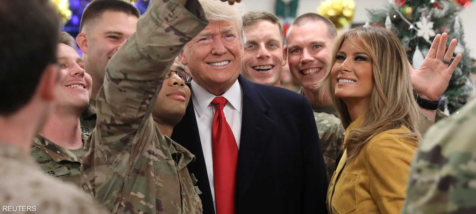 ترامب وميلانيا في سيلفي مع الجنود