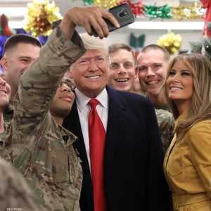 ترامب وميلانيا في سيلفي مع الجنود