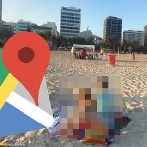 شخصان على الشاطئ في البرازيلي ظهرها بشكل غريب