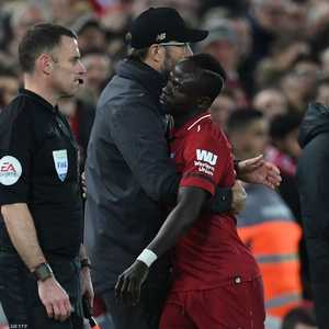 كلوب يحتضن ساديو ماني خلال المباراة