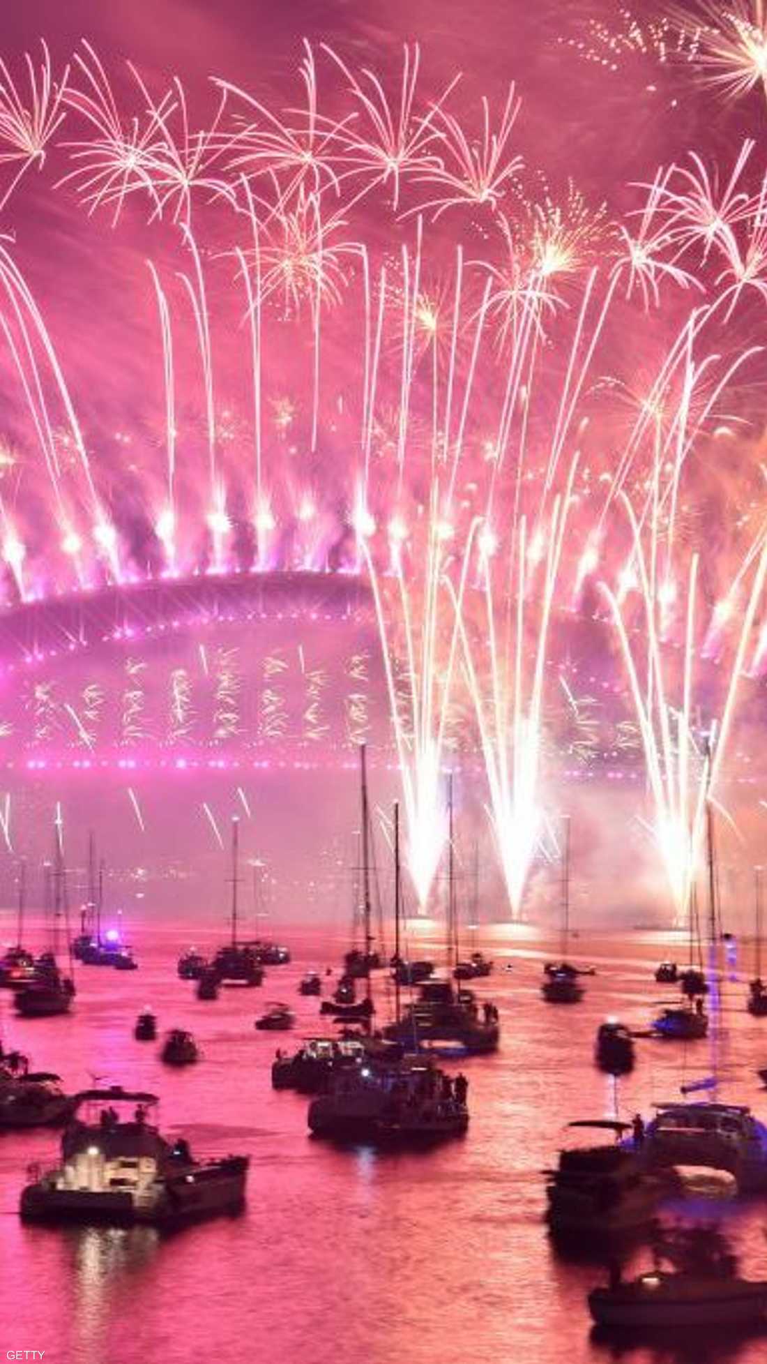 مشهد خلاب للألعاب النارية ويخوت المحتفلين في سيدني بأستراليا