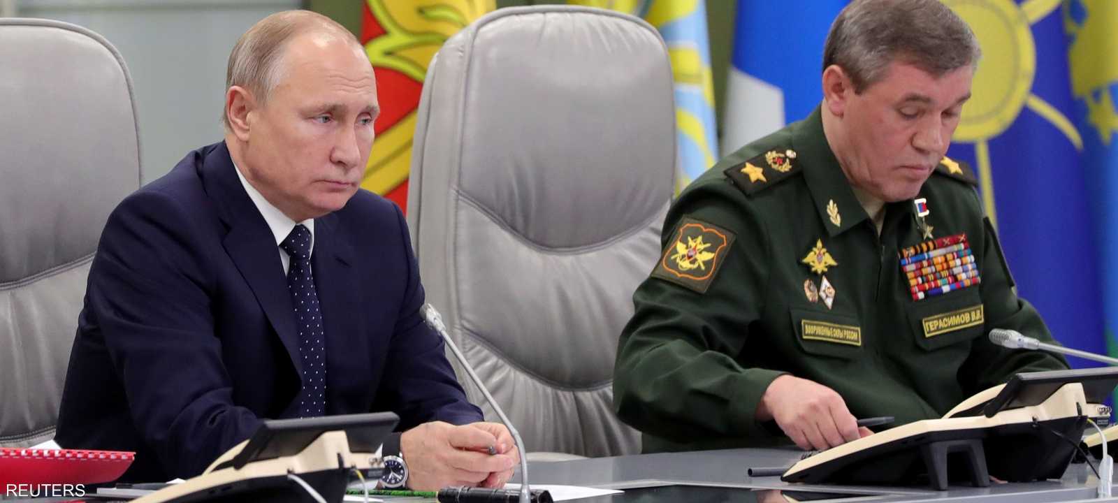 الرئيس الروسي فلاديمير بوتن يجلس بجانب نائب وزير الدفاع