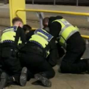 عناصر الشرطة البريطانية تلقي القبض على منفذ الاعتداء
