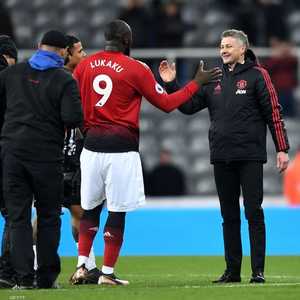 سولسكاير مع لوكاكو خلال مباراة نيوكاسل ومانشستر يونايتد