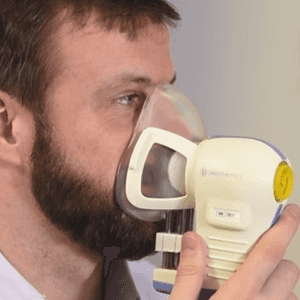 عدد من مرضى السرطان يشاركون في اختبار الجهاز