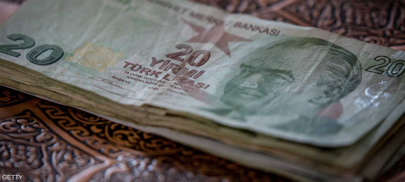الليرة التركية افتتحت العام الجديد بهبوط أمام الدولار