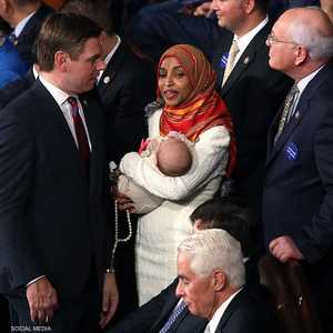 تحمل رضيعا داخل المقر