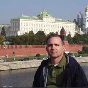 بول ويلان في صورة شخصية أمام مقر الكرملين