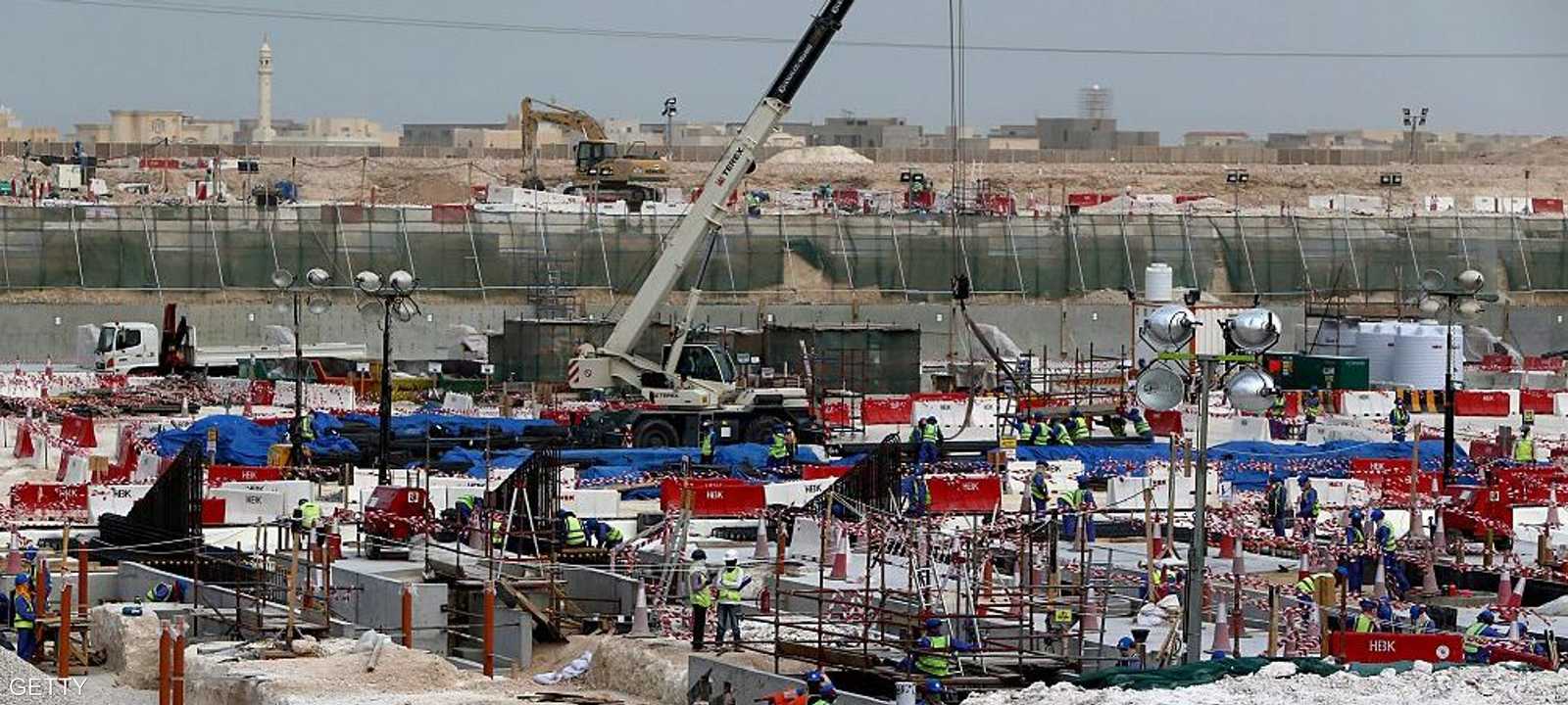 صورة أرشيفية لعملية بناء استاد في قطر