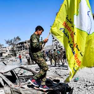 عنصر من قوات سوريا الديمقراطية