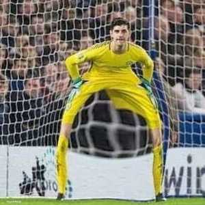 لقطة "ساخرة" لكورتوا الذي يبلغ طوله 1.99 مترا