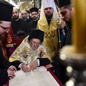 البطريرك برثلماوس يوقع على قرار تأسيس الكنيسة الأوكرانية