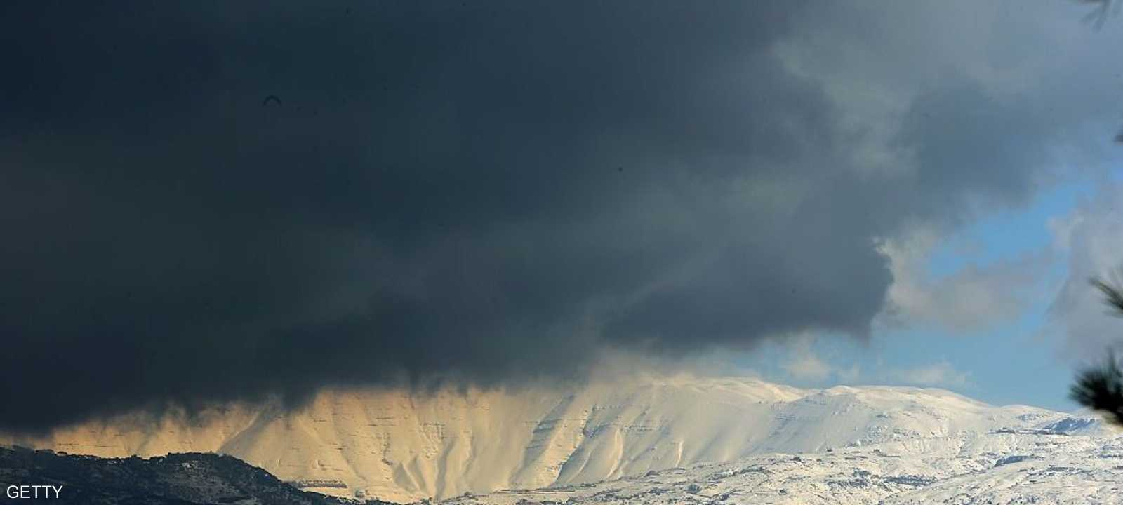 العاصفة تضرب لبنان.