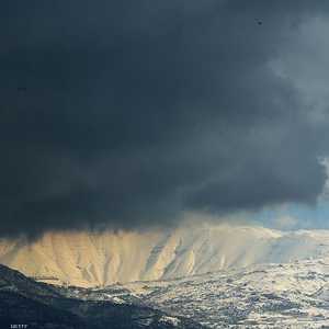 العاصفة تضرب لبنان.